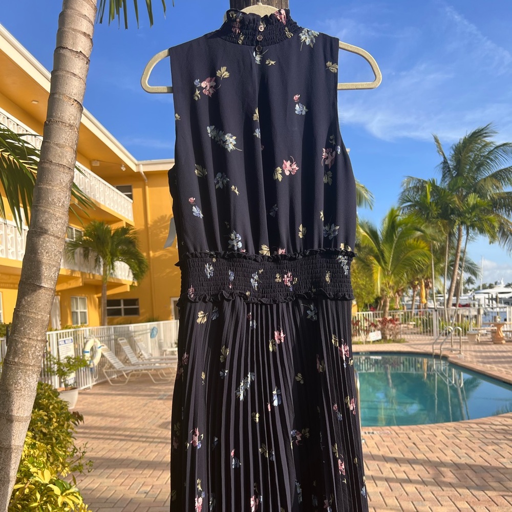 NWT Vince Camuto pleated floral navy blue dress size 6